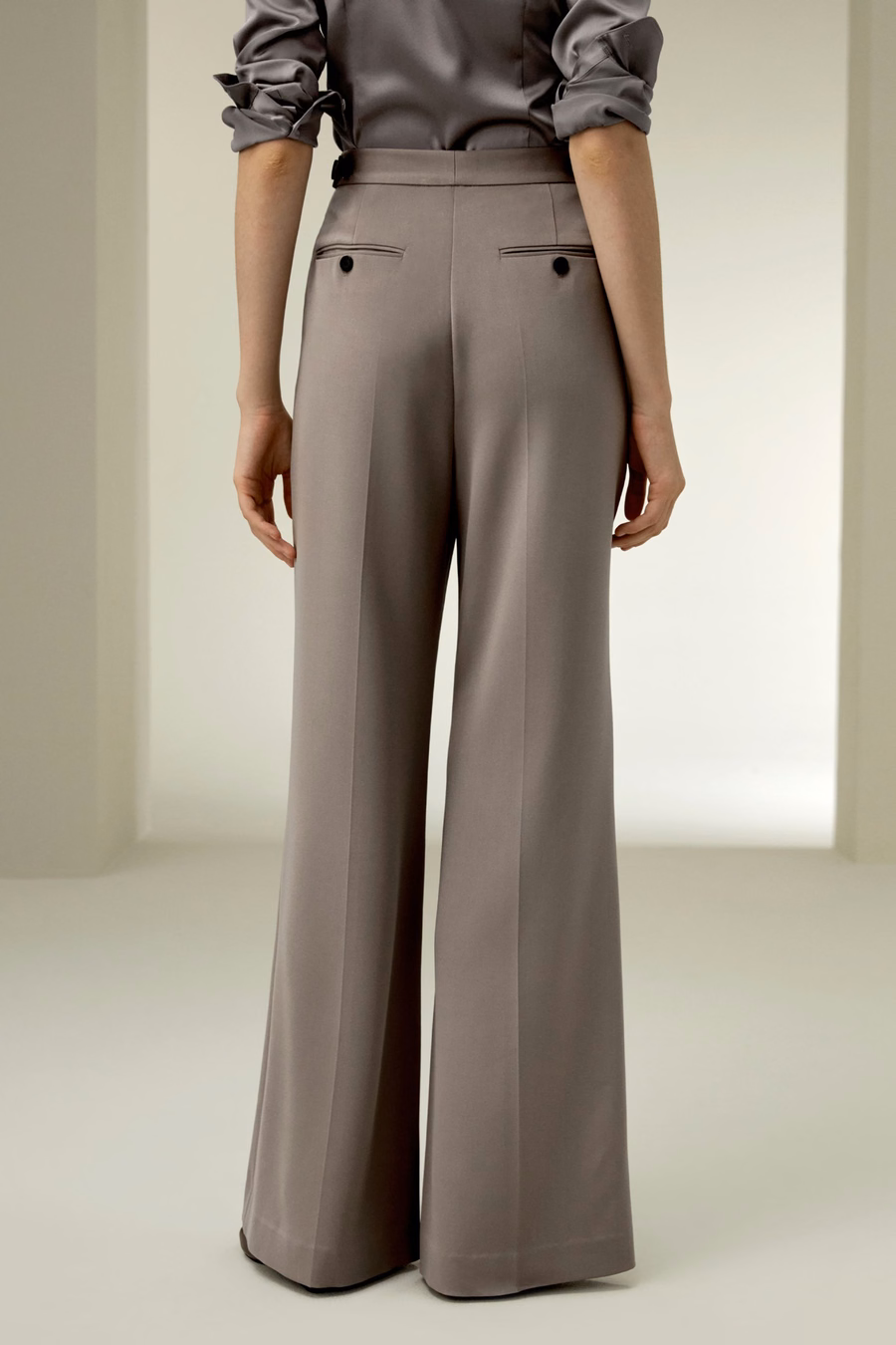 Subtle-flare Trousers