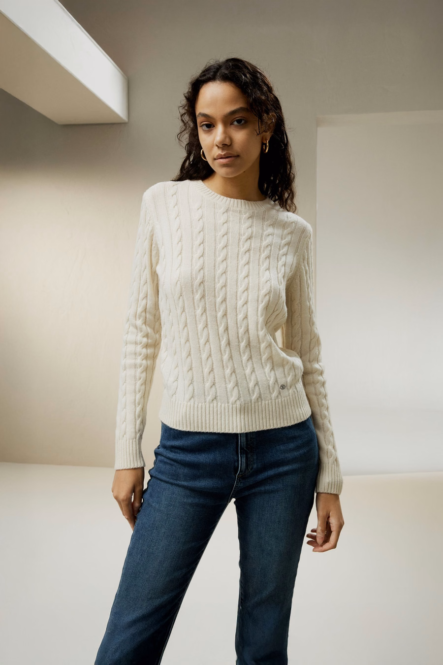 Classic Cable Knit Sweater with Ribbed Edges