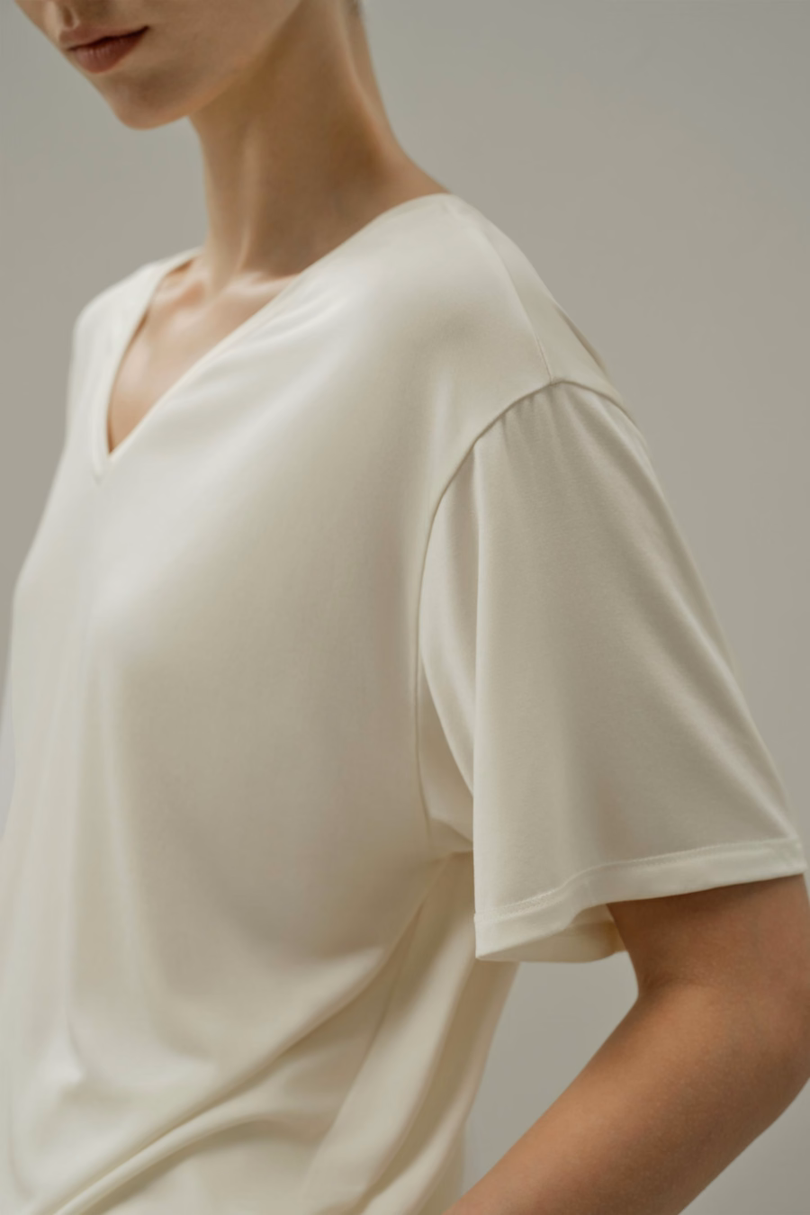 Silk Breeze Jersey Basic V-neck T-shirt